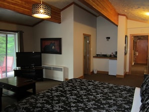 Minibar, free WiFi, bed sheets