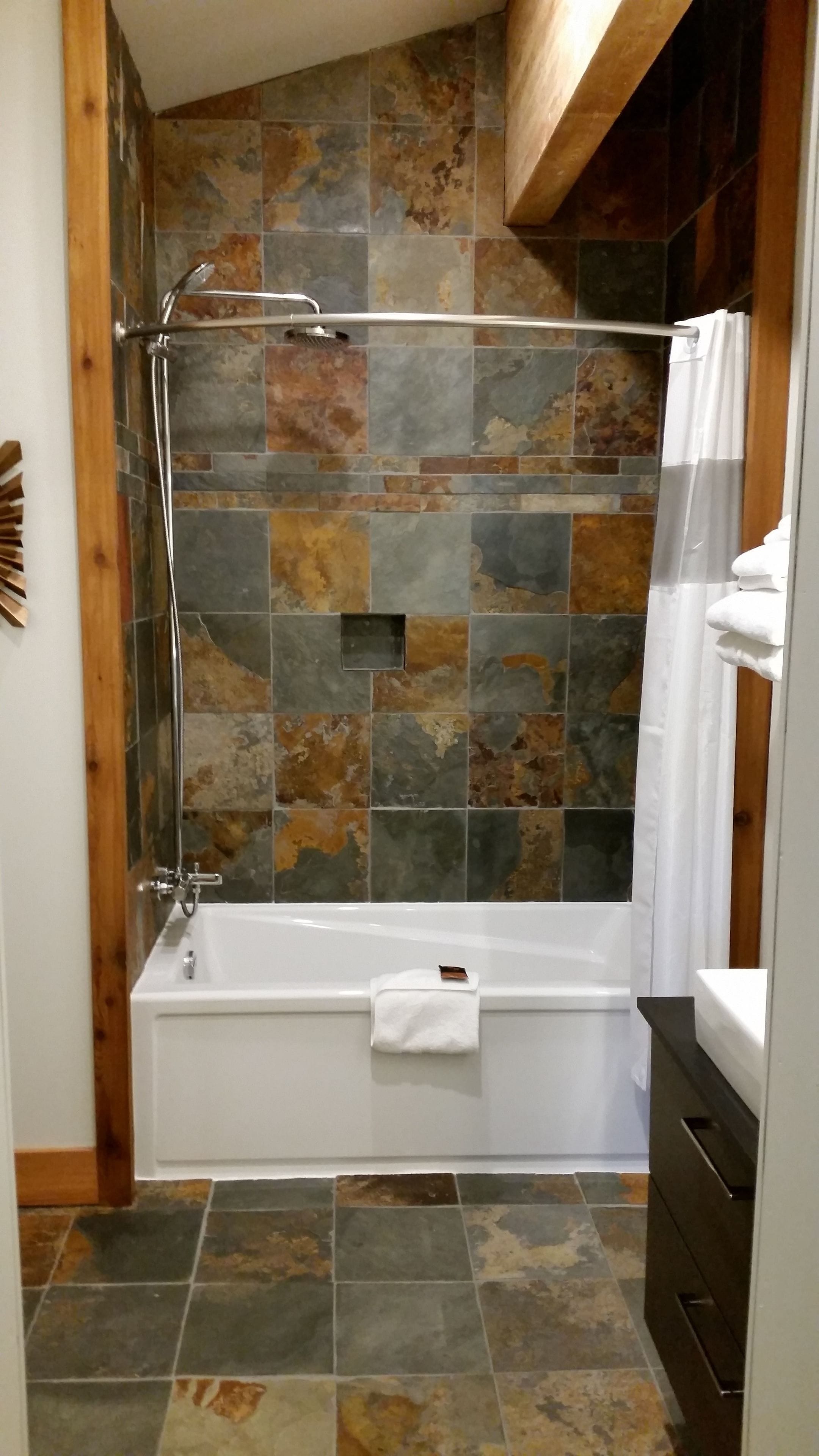 Standard-Studio, 2 Queen-Betten | Badezimmer | Dusche, Handtücher