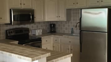 Villa de lujo, 4 habitaciones, vista al océano | Cocina privada | Refrigerador, parrilla de estufa, lavavajillas y cafetera y tetera