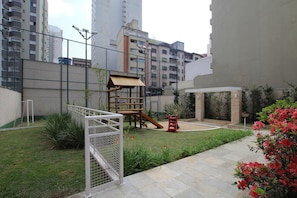 Área de juegos infantiles al aire libre