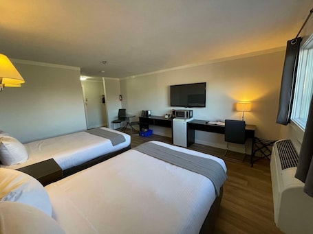 Espacio para trabajar con laptop y cortinas blackout