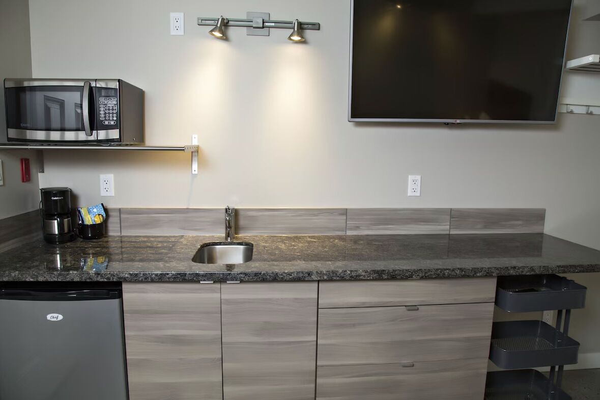 Signature Single Room, 1 Double Bed, Kitchenette, Ground Floor | Private kitchen | Fridge, microwave, coffee/tea maker