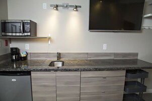 Signature Single Room, 1 Double Bed, Kitchenette, Ground Floor | Private kitchen | Fridge, microwave, coffee/tea maker