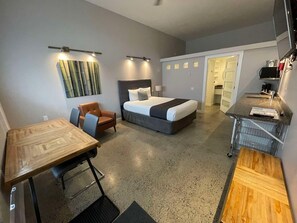 笔记本电脑工作区、遮光窗帘、熨斗/熨衣板、免费 WiFi