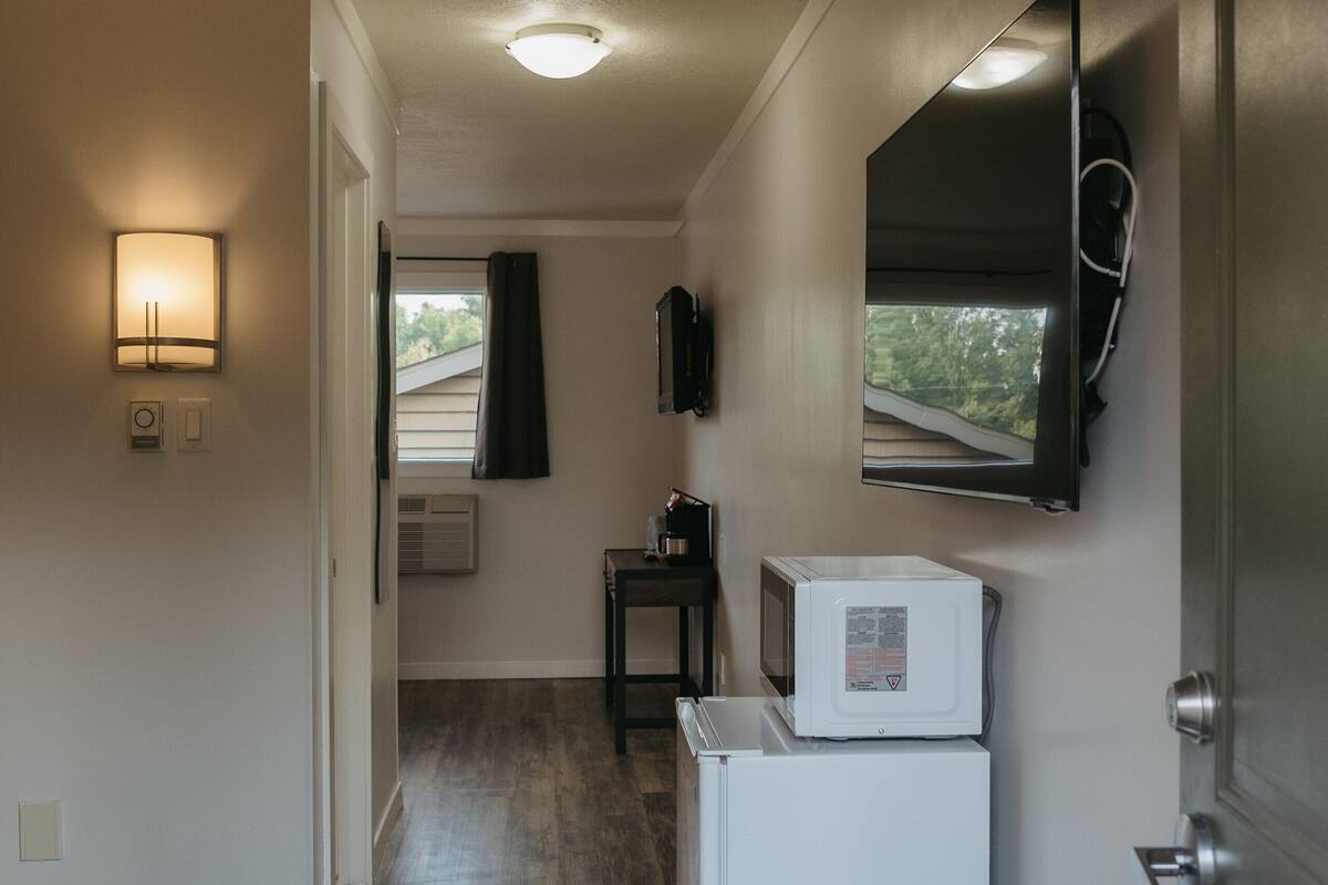 double room | 1 bedroom, laptop workspace, blackout curtains, iron/ironing board