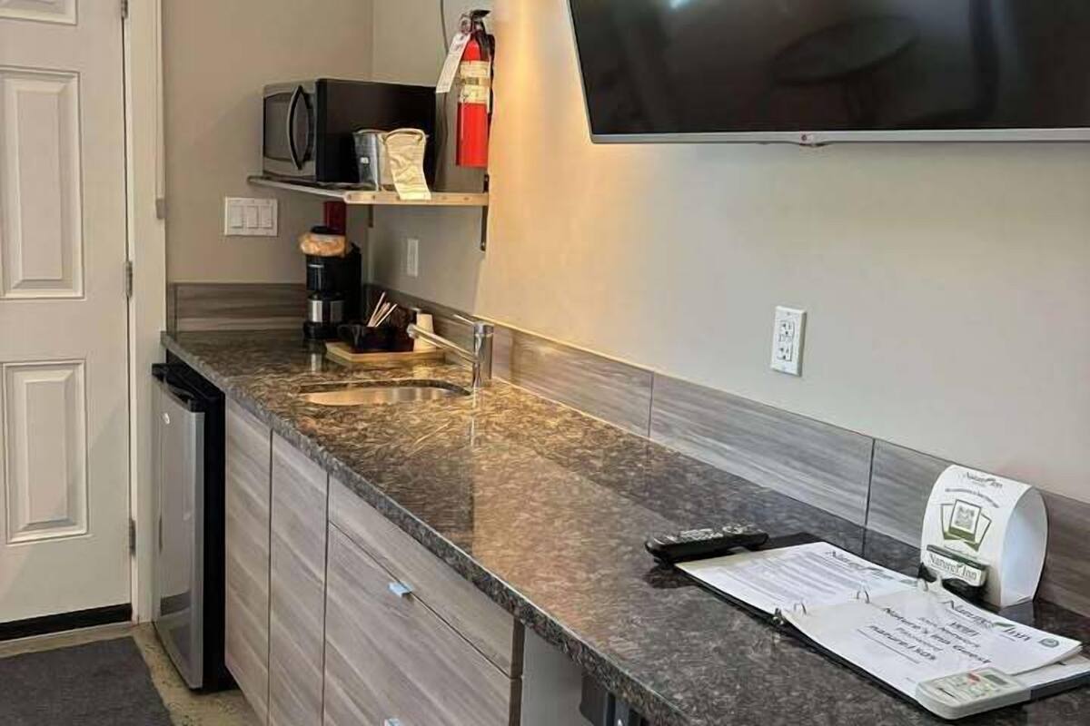 fridge, microwave, coffee/tea maker