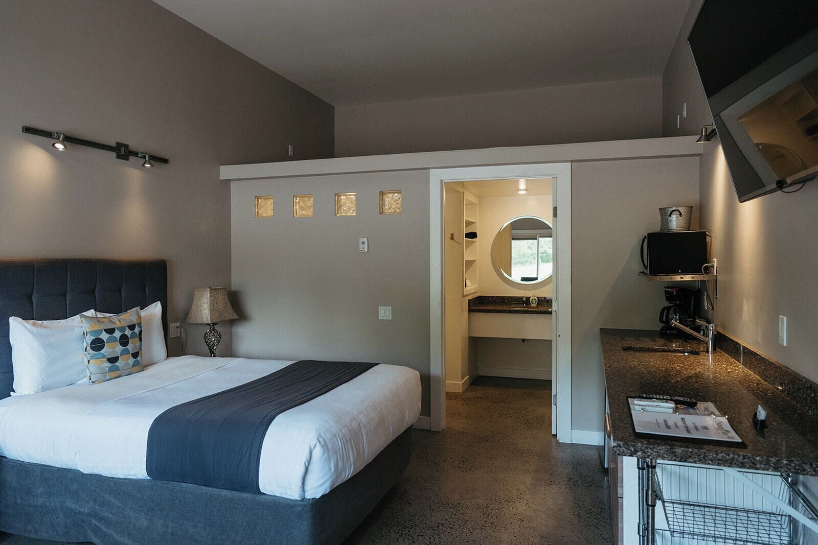 Laptop workspace, blackout curtains, iron/ironing board, free WiFi