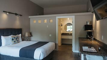Espacio para trabajar con laptop y cortinas blackout