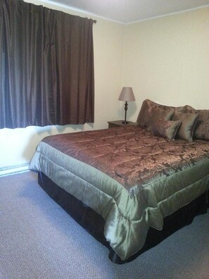 1 bedroom, minibar, individually decorated, blackout curtains - Maple Leaf Motel (Emerson)