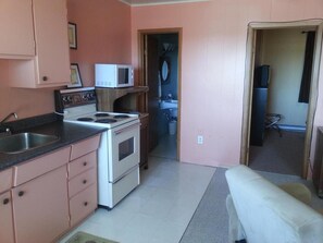 ثلاجة، ميكروويف، ماكينة لصنع القهوة/الشاي