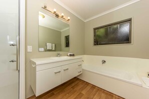 Maison supérieure, 3 chambres, vue sur la colline, rez-de-chaussée | Salle de bain | Baignoire et douche séparées, articles de toilette (gratuits)