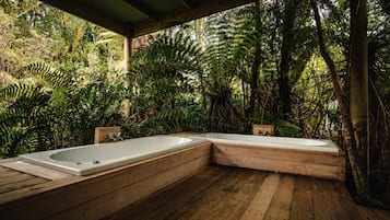 Three Bedroom House | Outdoor spa tub