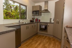 Casa superior, 3 habitaciones, vistas a la colina, planta baja | Cocina privada | Frigorífico grande, microondas, horno y placa de cocina