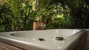 Three Bedroom House | Private spa tub