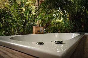 Maison supérieure, 3 chambres, vue sur la colline, rez-de-chaussée | Baignoire à remous privée