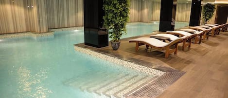 室內泳池