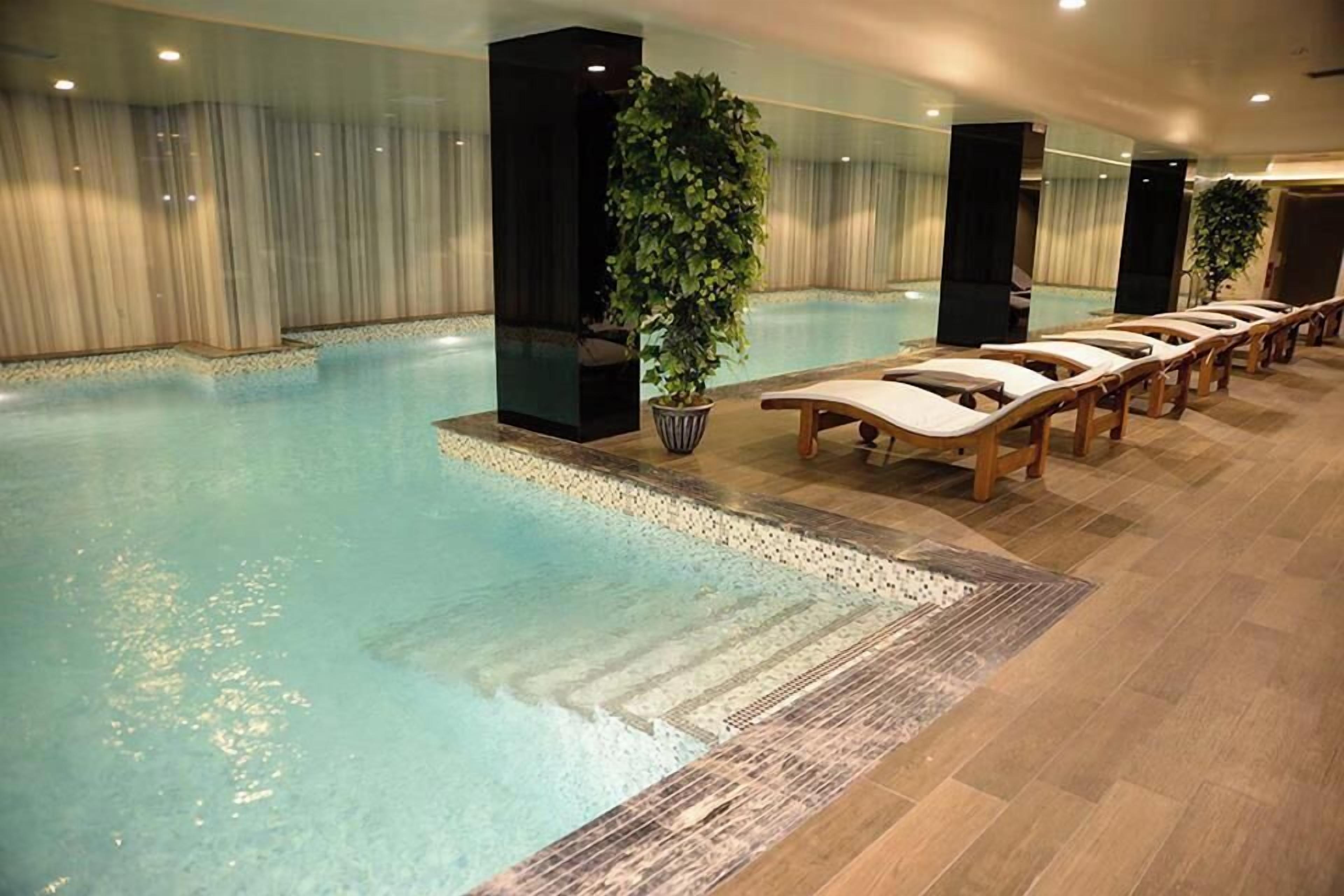 Una piscina techada, una piscina al aire libre