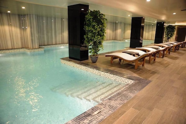 실내 수영장, 야외 수영장