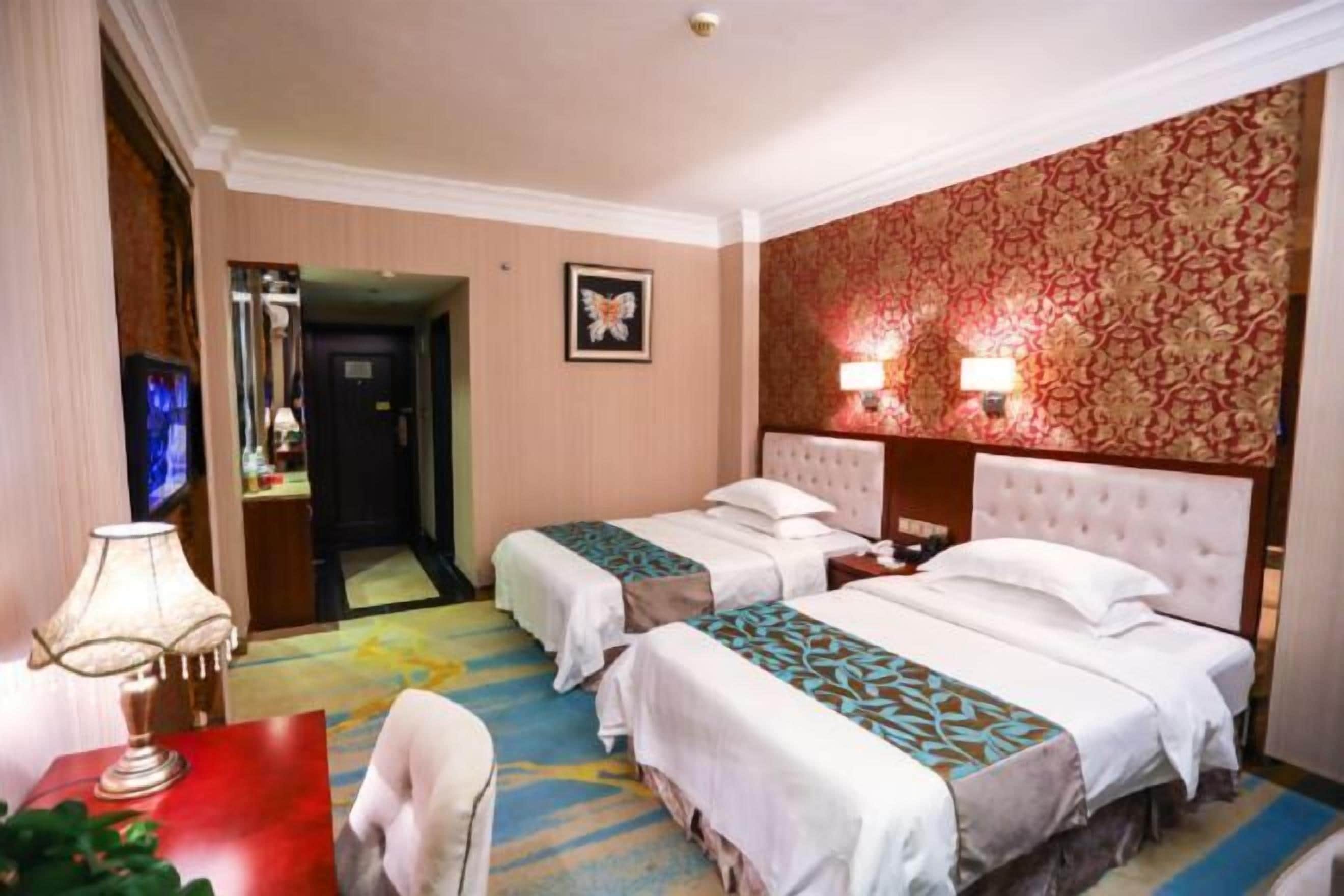 Minibar, caja fuerte, tabla de planchar con plancha y despertador