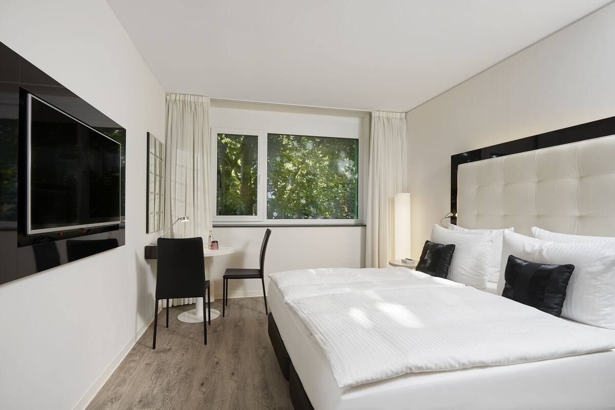 The Innside Room | เครื่องนอนระดับพรีเมียม, มินิบาร์ฟรี, ตู้นิรภัยในห้องพัก, โต๊ะทำงาน