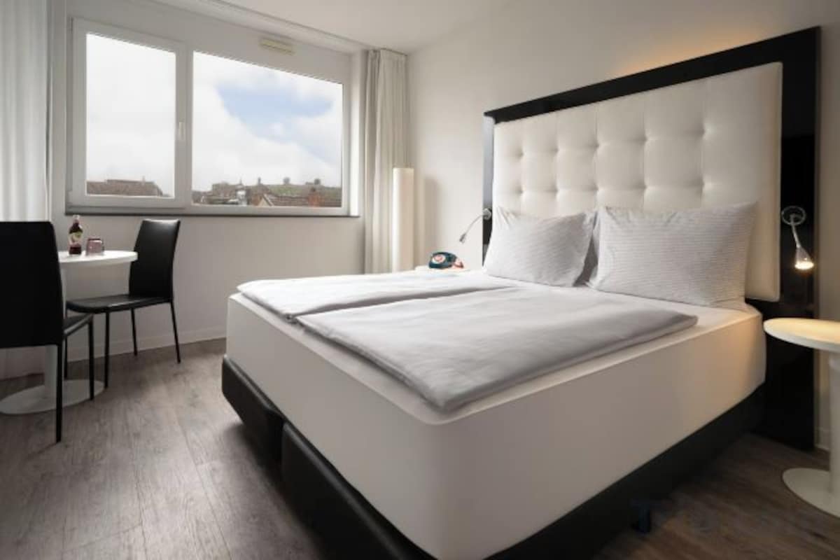 Ropa de cama de alta calidad y minibar con artículos gratuitos