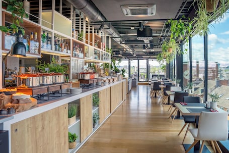 Se sirven desayunos y almuerzos, restaurante con mesas al aire libre