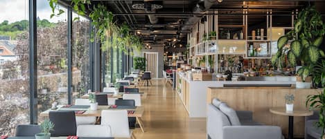 Breakfast, lunch, dinner served; international cuisine, alfresco dining