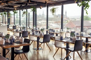 Breakfast, lunch and dinner served - INNSiDE by Meliá Aachen (Aachen)