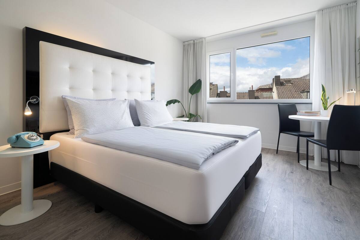 The Innside Premium Room | เครื่องนอนระดับพรีเมียม, มินิบาร์ฟรี, ตู้นิรภัยในห้องพัก, โต๊ะทำงาน