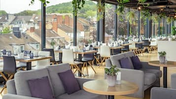 Petit déjeuner et déjeuner servis sur place, restauration en plein air