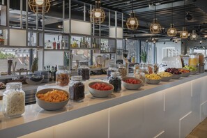 Tägliches Frühstücksbuffet (26 EUR pro Person)