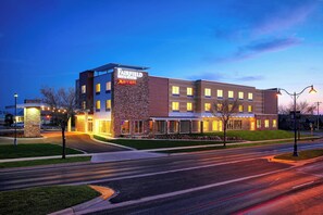Experience a welcoming atmosphere at this hotel, featuring a flat roof and easy street access.