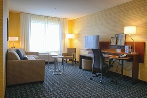 32-inch Smart TV with satellite channels, TV, Netflix - Fairfield Inn & Suites by Marriott Madison Verona (Verona)