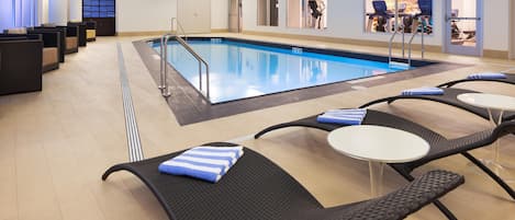 Piscina coperta, con ingresso dalle 06:00 alle 22:00, lettini