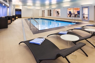Una piscina techada, sillones reclinables de piscina