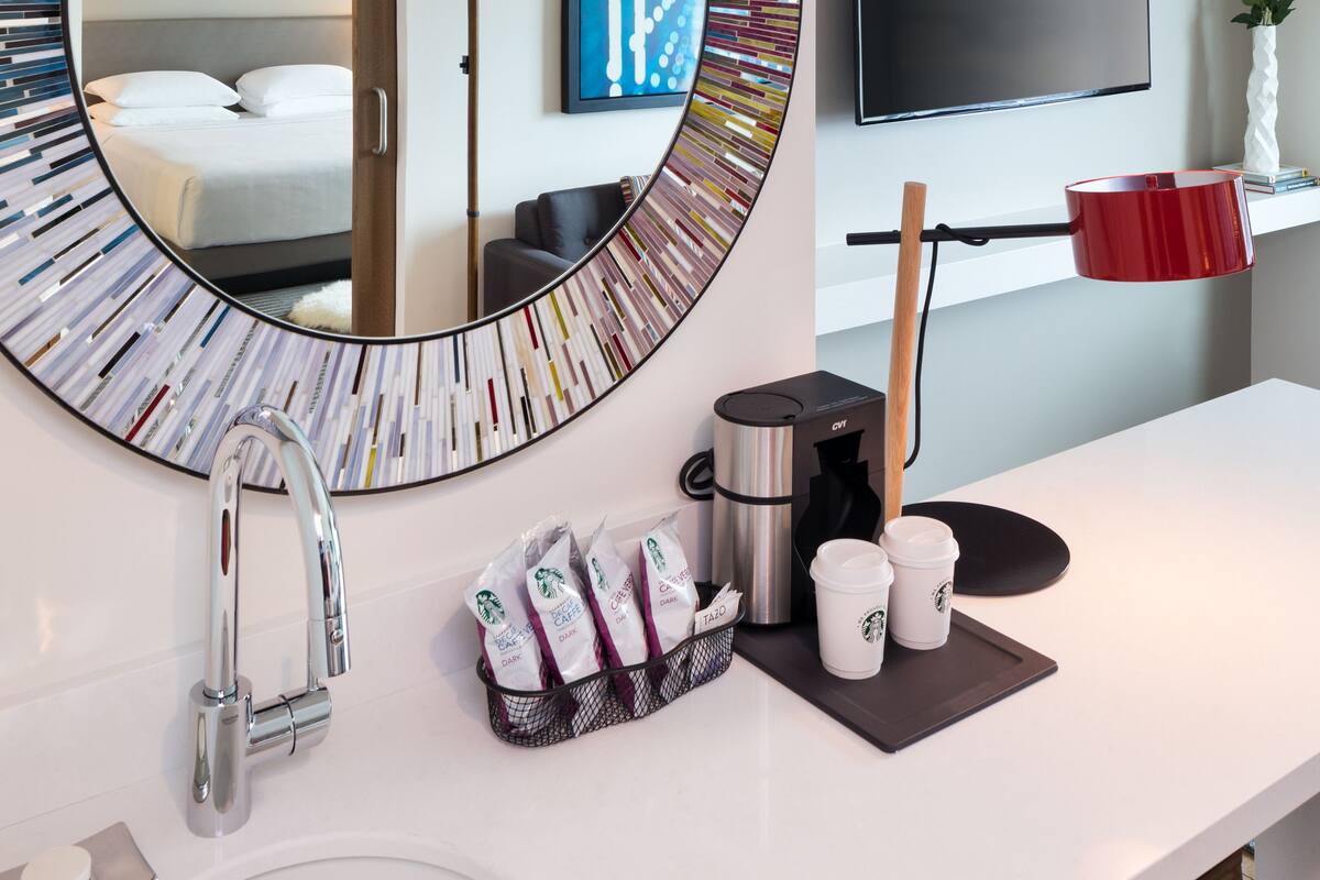 regency, suite, 1 king bed | minibar