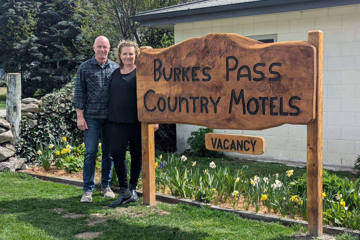 En träskylt för Burke’s Pass Country Motels, med en mindre skylt under som visar att det finns lediga rum.