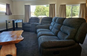 Deluxe-Zimmer | Wohnbereich | 42-Zoll-Flachbildfernseher mit Satellitenempfang, Fernseher