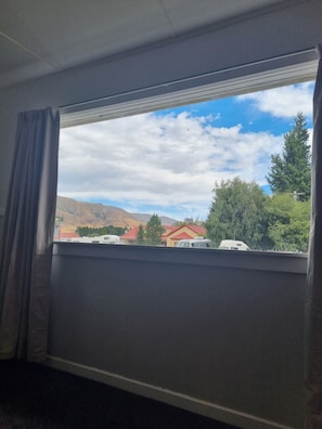 Deluxe Room | Living area | 42-inch flat-screen TV with satellite channels, TV