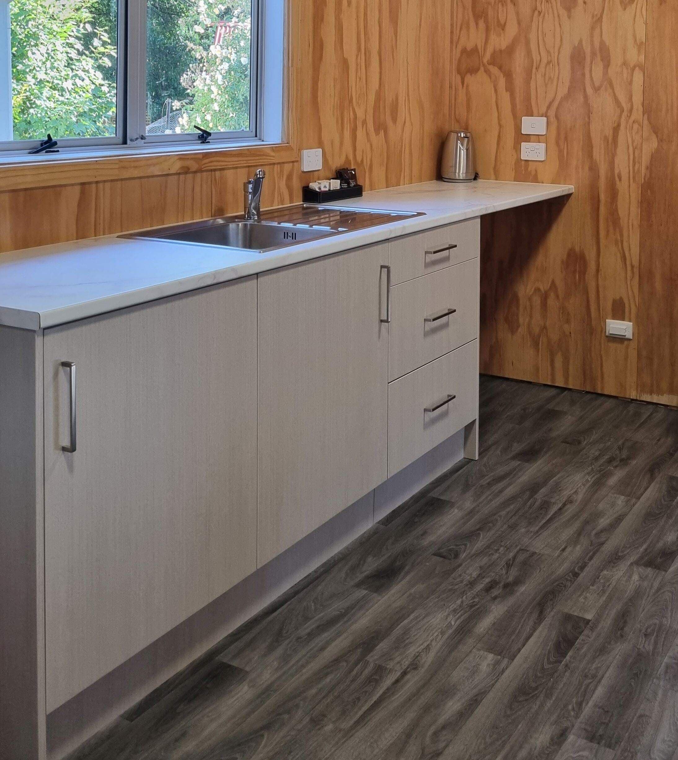 Deluxe-huone | Yksityinen keittiö | Jääkaappi, mikroaaltouuni, kahvin-/teenkeitin