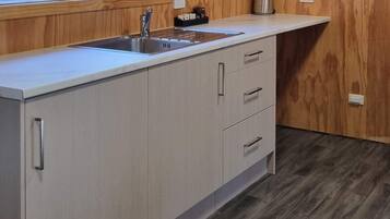 Deluxe-huone | Yksityinen keittiö | Jääkaappi, mikroaaltouuni, kahvin-/teenkeitin