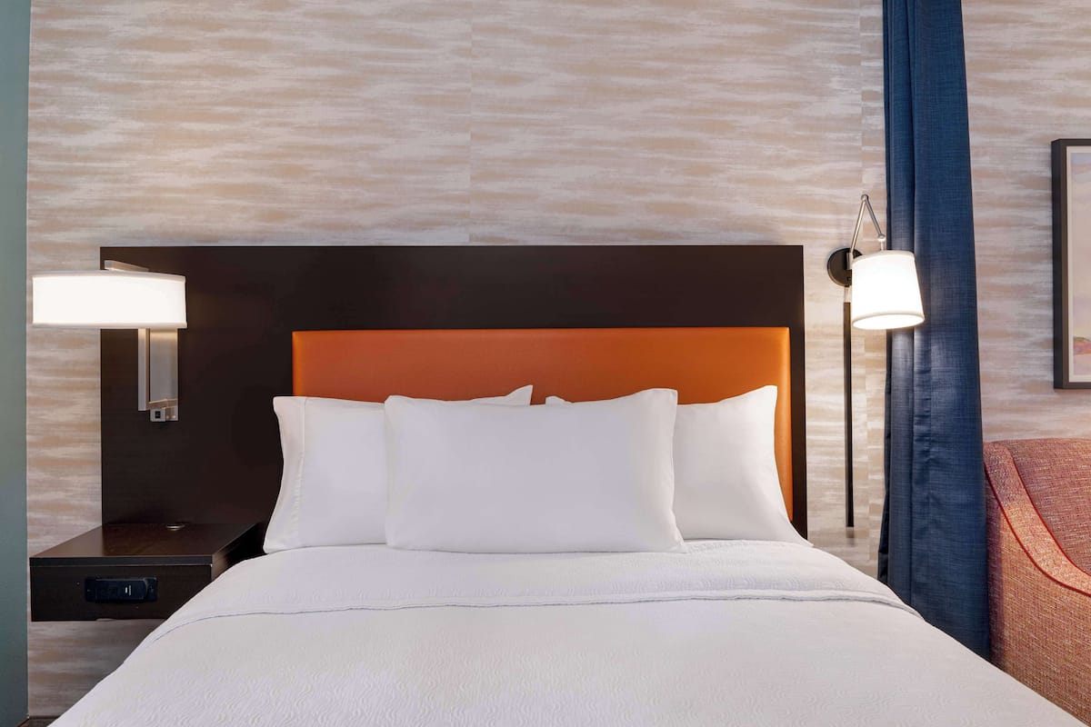 Room, 1 Queen Bed, Non Smoking | In-room safe, desk, blackout drapes, iron/ironing board