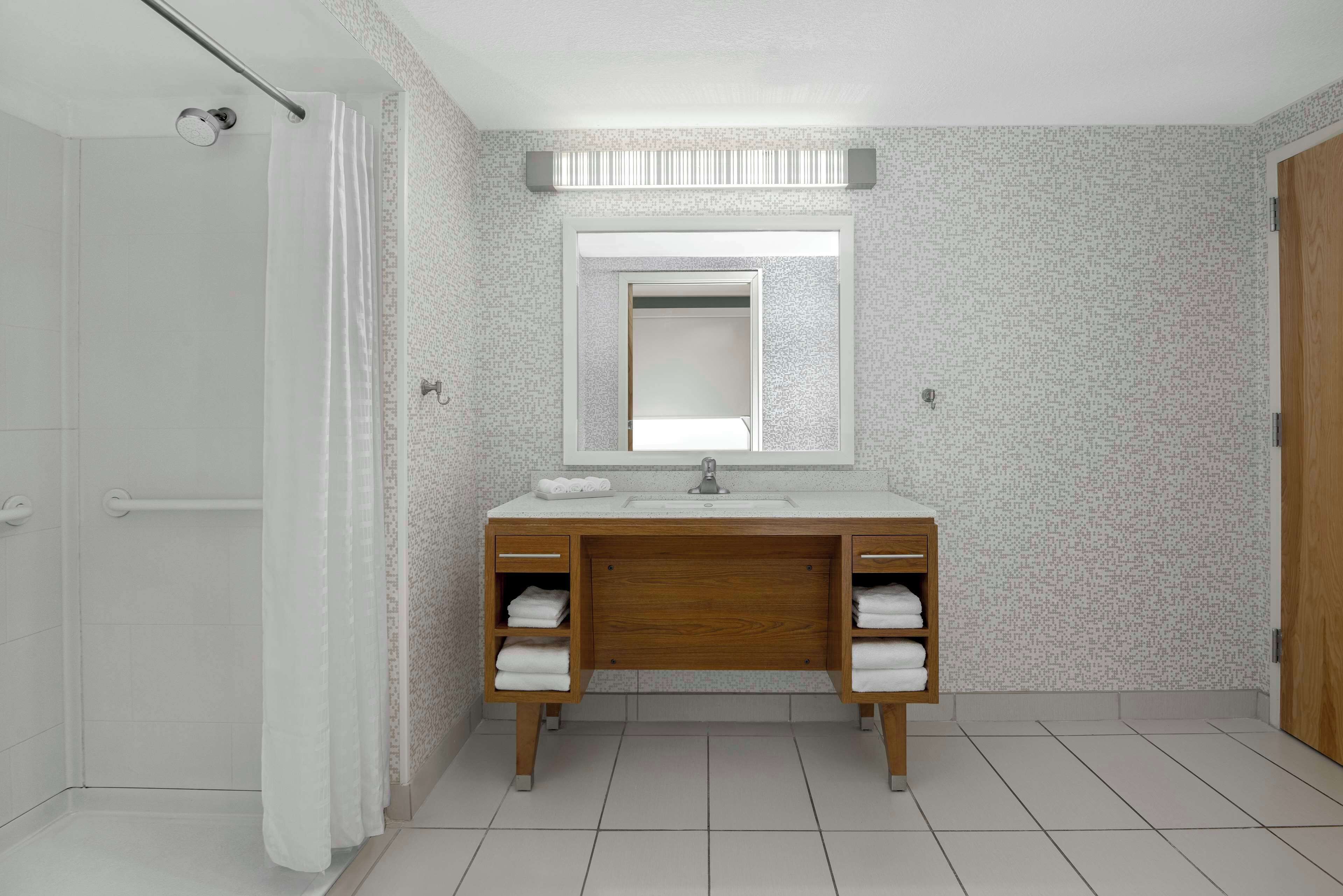 suite, 1 queen bed, accessible (roll-in shower) | bathroom | free toiletries, hair dryer, bathrobes, towels