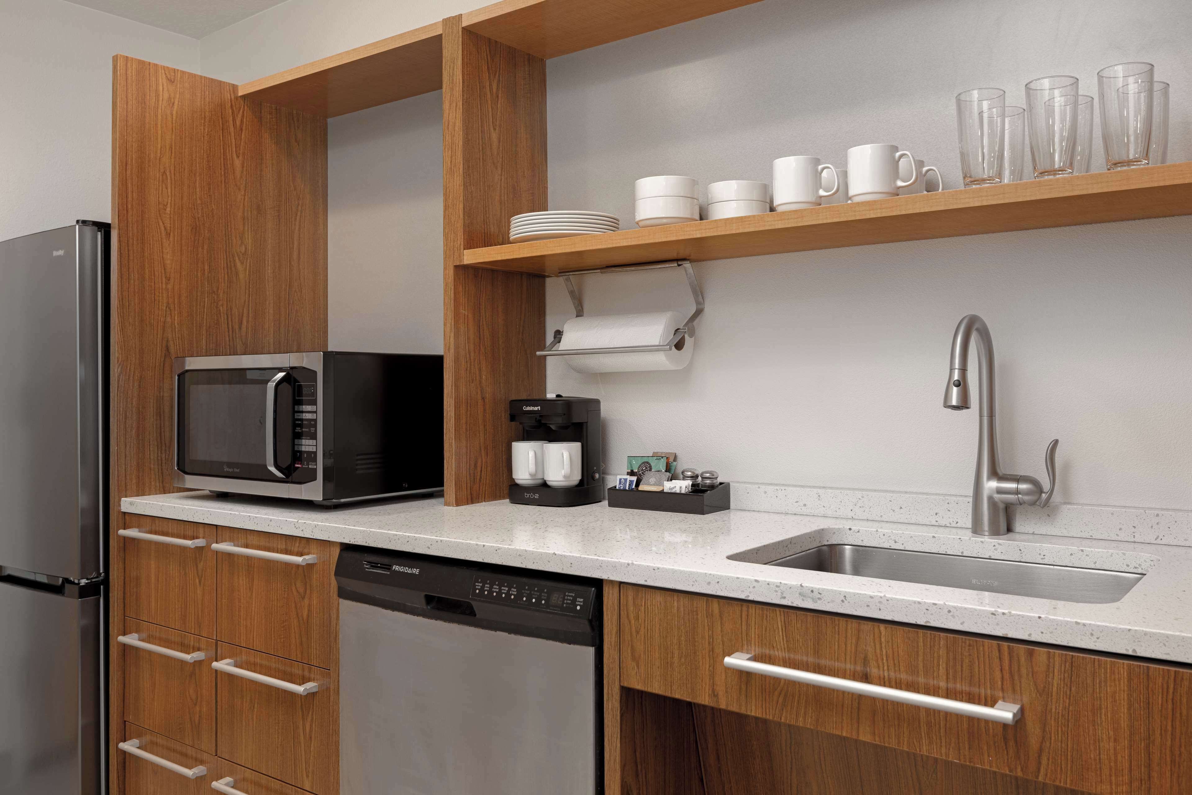 room, 1 queen bed, non smoking | private kitchen | full-sized fridge, microwave, dishwasher, coffee/tea maker