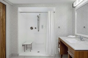 Suite, 1 letto queen, accessibile ai disabili (Roll-in Shower) | Bagno | Set di cortesia gratuito, asciugacapelli, accappatoio, asciugamani
