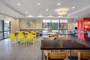 Lobby - Home2 Suites by Hilton Gainesville Medical Center (Gainesville)