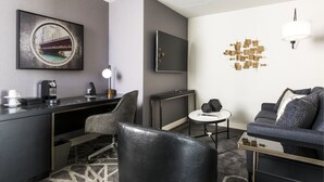 スイート 1 ベッドルーム | リビング エリア | 55 インチのLED テレビ (プレミアムチャンネル視聴可)、テレビ、最新映画