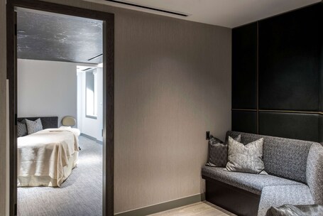 LondonHouse Chicago, Curio Collection by Hilton - Image 48