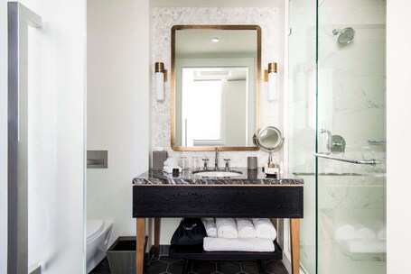 LondonHouse Chicago, Curio Collection by Hilton - Image 30
