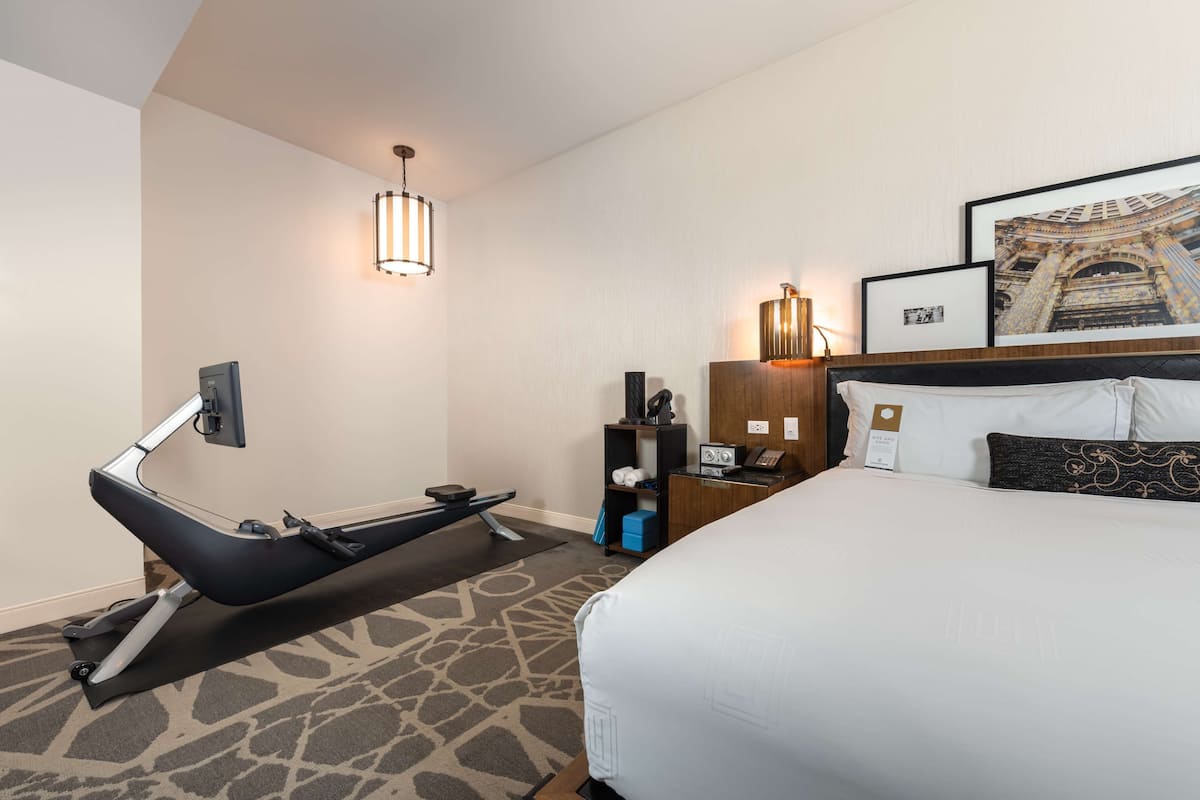Værelse - 1 kingsize-seng (Hydrow Wellness Room) | Italienske lagner fra Frette, premium-sengetøj, pengeskab på værelset